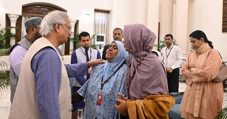 ওসমান হাদির পরিবারের সঙ্গে সাক্ষাৎ করেছেন প্রধান উপদেষ্টা
